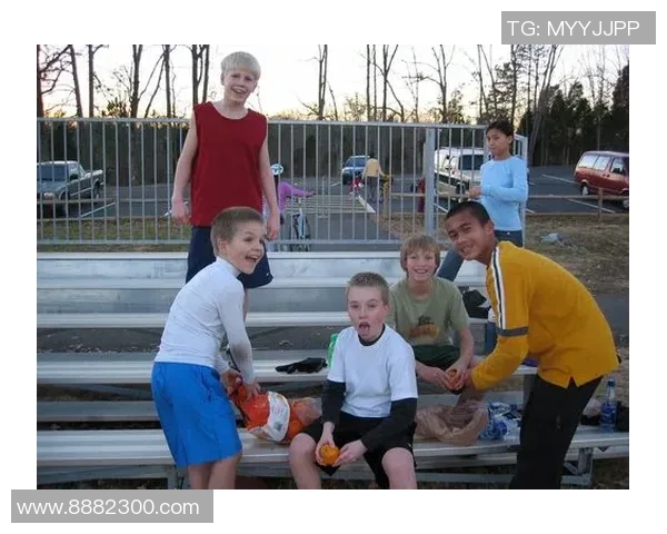 足球明星与可爱小女孩的温馨瞬间分享与回忆 足球明星与可爱小女孩的温馨瞬间分享与回忆